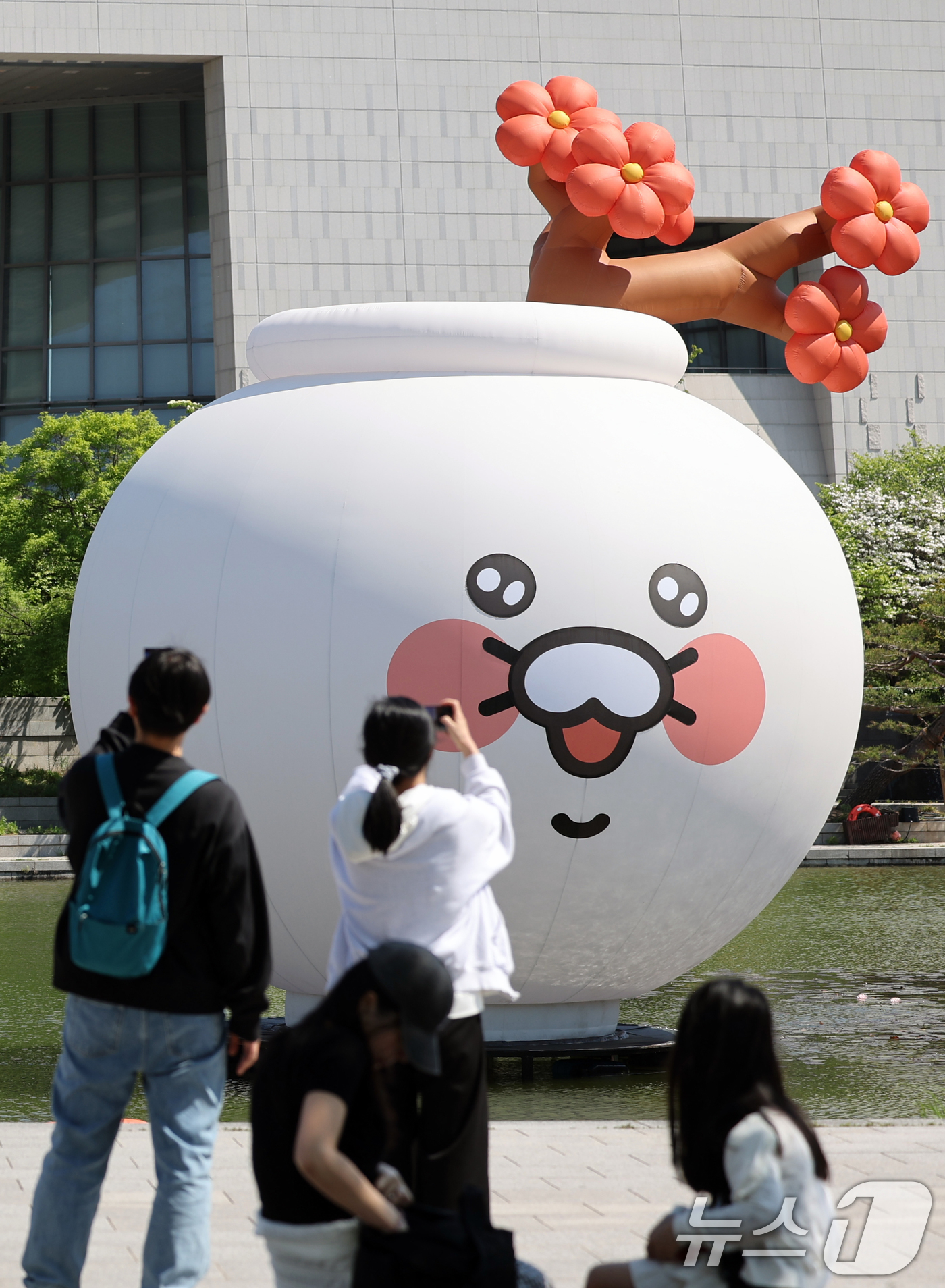 (서울=뉴스1) 조연우 인턴기자 = 어린이날을 하루 앞둔 4일 서울 용산구 국립중앙박물관 거울못 일대에 조성된 ‘백자 춘항아리(춘식이 달항아리)’ 포토존에서 시민들이 기념촬영을 하 …