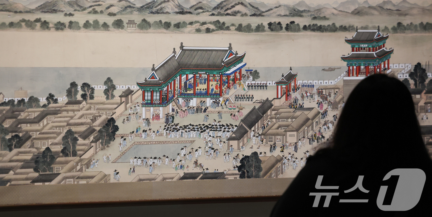 (서울=뉴스1) 임지훈 인턴기자 = 4일 오전 서울 용산구 국립중앙박물관 상설전시관 서화실에서 열린 '단원 김홍도, 시대를 그리다' 전시회에서 관람객들이 작품들을 살펴보고 있다.이 …