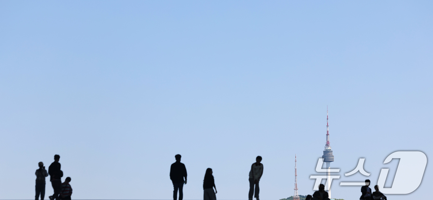 (서울=뉴스1) 임지훈 인턴기자 = 전국이 대체로 맑고 20도 안팎으로 따뜻한 날씨를 보인 4일 서울 용산구 국립중앙박물관에서 바라본 하늘이 푸른 모습을 보이고 있다. 2026.5 …