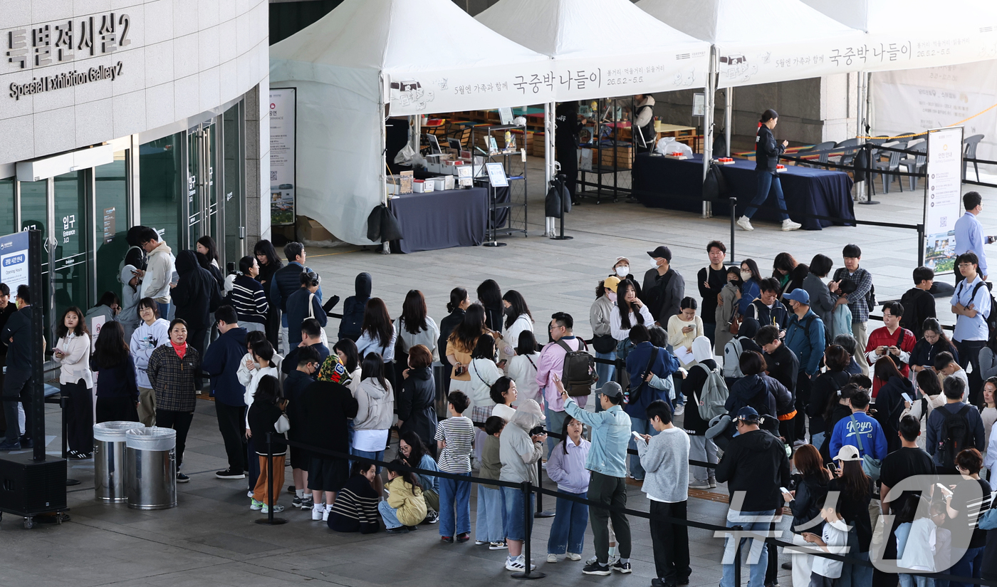 (서울=뉴스1) 조연우 인턴기자 = 어린이날을 하루 앞둔 4일 서울 용산구 국립중앙박물관이 관람객들로 북적이고 있다. 2026.5.4/뉴스1