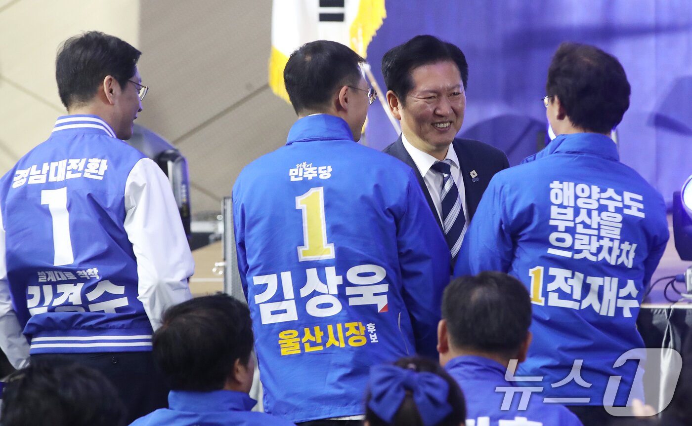본문 이미지 - 정청래 더불어민주당 대표가 4일 부산 동구 부산항국제전시컨벤션센터에서 열린 부산·울산·경남 공천자대회에서 전재수 부산시장 후보(오른쪽부터), 김상욱 울산시장 후보, 김경수 경남지사 후보와 인사하고 있다. 2026.5.4 ⓒ 뉴스1 윤일지 기자