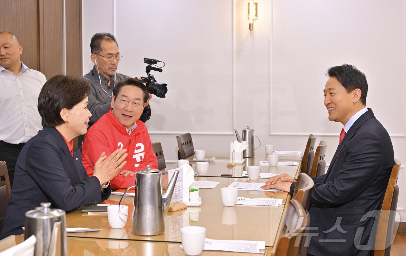 (서울=뉴스1) 황기선 기자 = 오세훈 국민의힘 서울시장 후보와 양향자 경기도지사 후보, 유정복 인천시장 후보가 4일 오전 서울 여의도 국회 의원회관에서 \'사법내란 저지를 위한 …