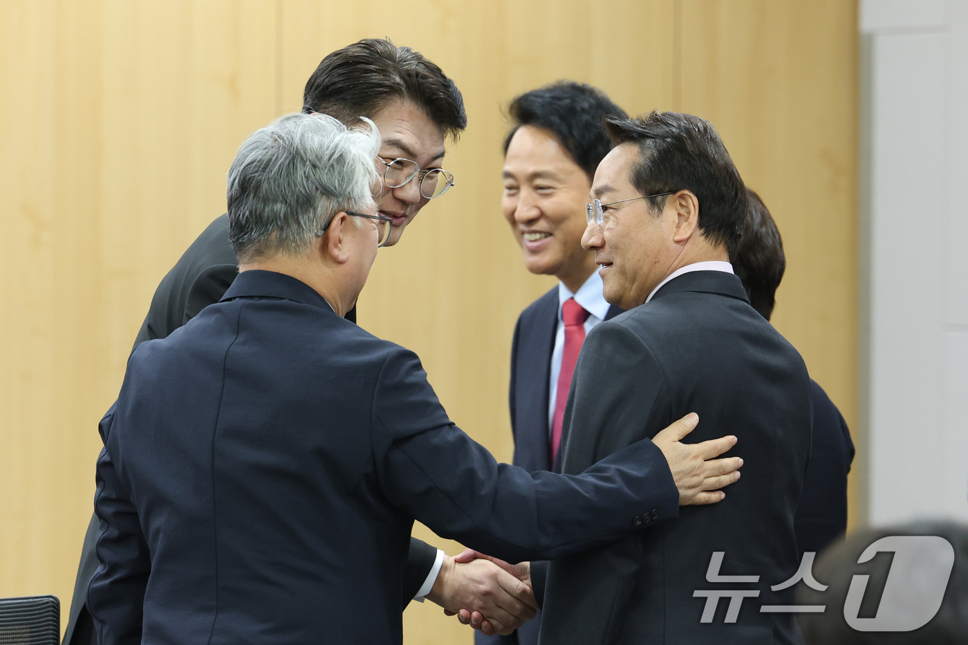 (서울=뉴스1) 신웅수 기자 = 오세훈 국민의힘 서울시장 후보와  유정복 국민의힘 인천시장 후보, 조응천 개혁신당 경기도지사 후보, 김정철 개혁신당 서울시장 후보가 4일 서울 여의 …