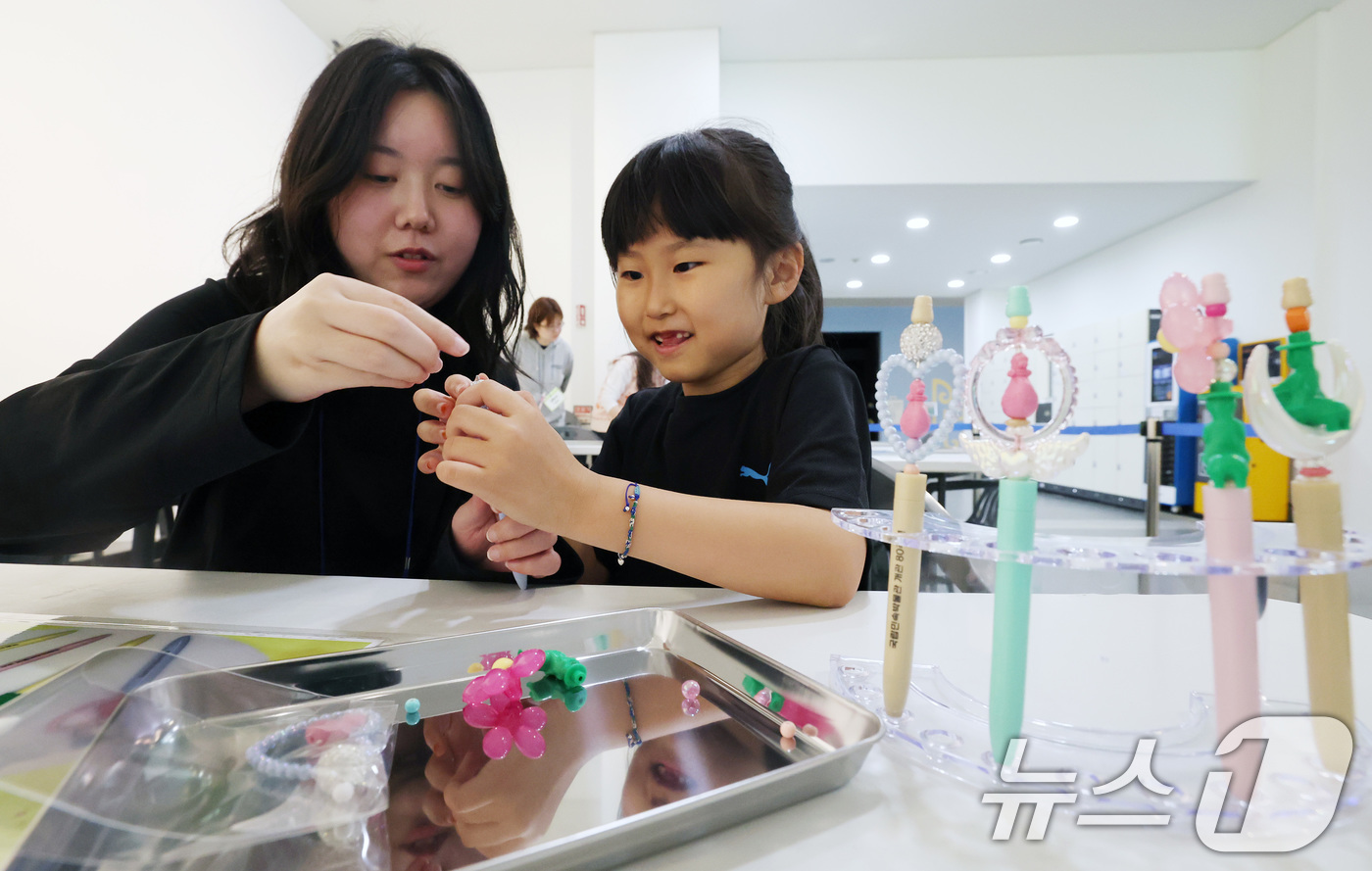 (서울=뉴스1) 임세영 기자 = 어린이날을 하루 앞둔 4일 서울 종로구 국립민속박물관에서 열린 '어린이날, 지구 놀이터'를 찾은 어린이가 볼펜 꾸미기를 체험하고 있다. 2026.5 …