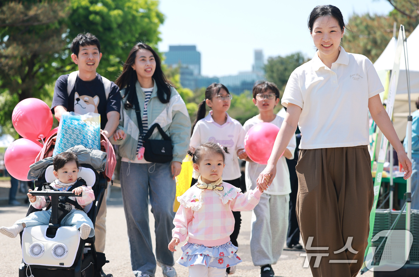 (서울=뉴스1) 임세영 기자 = 어린이날을 하루 앞둔 4일 서울 종로구 국립민속박물관에서 열린 '어린이날, 지구 놀이터'를 찾은 가족이 즐거운 시간을 보내고 있다.  2026.5. …
