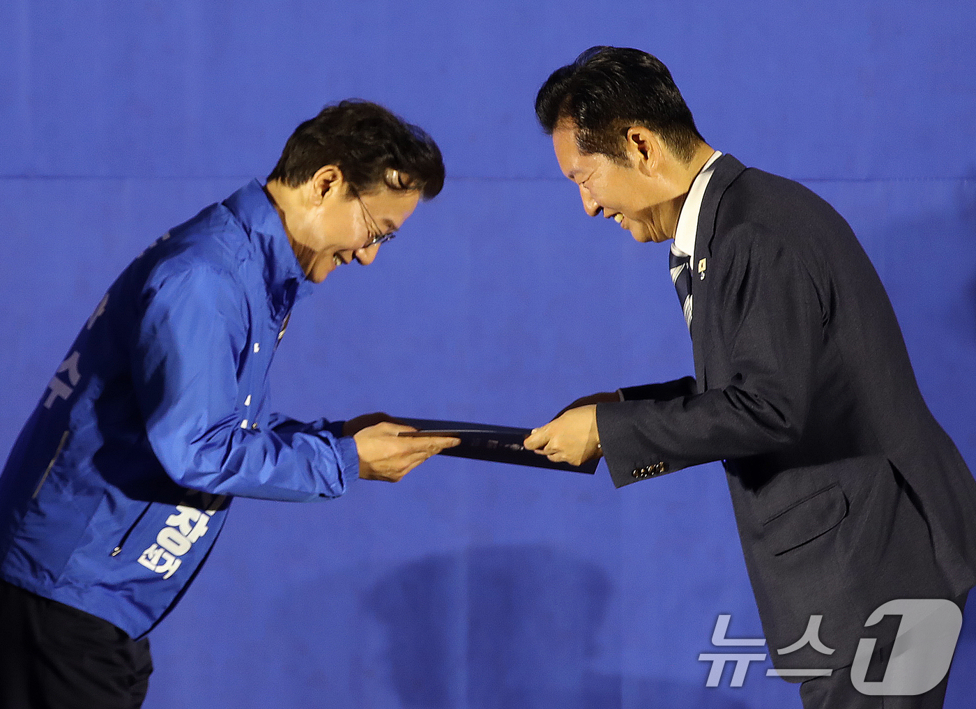 (부산=뉴스1) 윤일지 기자 = 정청래 더불어민주당 대표가 4일 부산 동구 부산항국제전시컨벤션센터에서 열린 부산·울산·경남 공천자대회에서 전재수 부산시장 후보에게 공천장을 전달하고 …