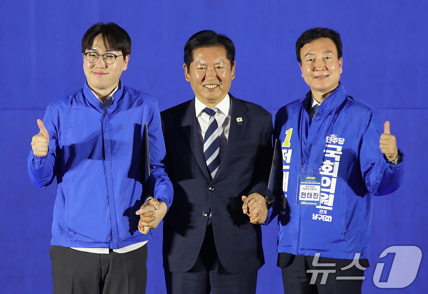 (부산=뉴스1) 윤일지 기자 = 정청래 더불어민주당 대표가 4일 부산 동구 부산항국제전시컨벤션센터에서 열린 부산·울산·경남 공천자대회에서 하정우 부산 북갑 보궐선거 후보와 전태진 …