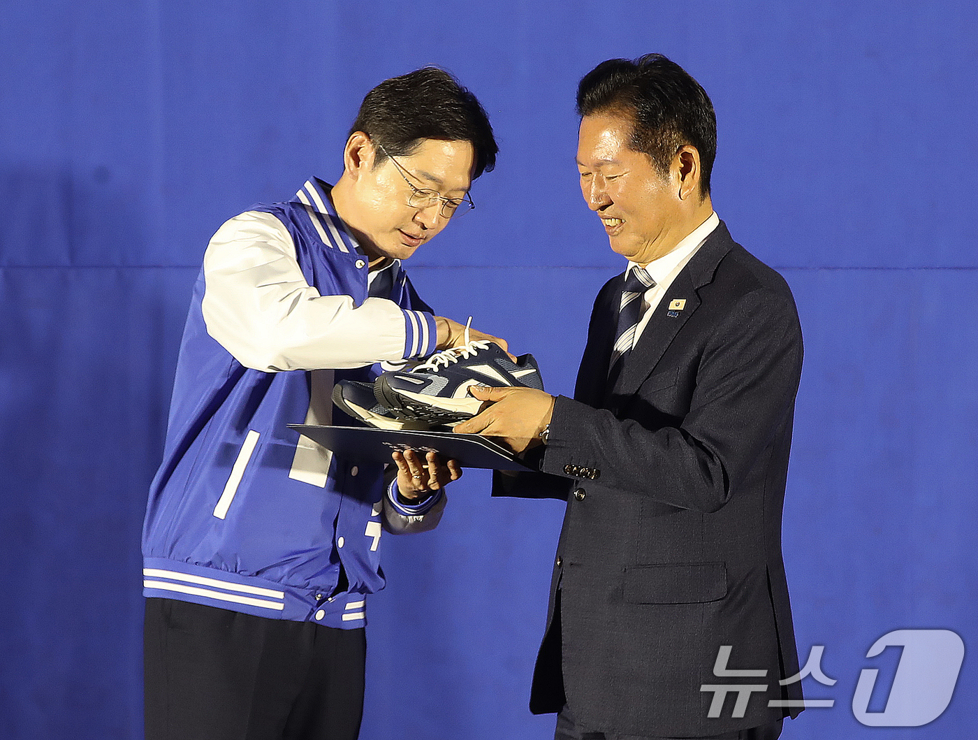 (부산=뉴스1) 윤일지 기자 = 정청래 더불어민주당 대표가 4일 부산 동구 부산항국제전시컨벤션센터에서 열린 부산·울산·경남 공천자대회에서 김경수 경남지사 후보에게 공천장과 선거 운 …