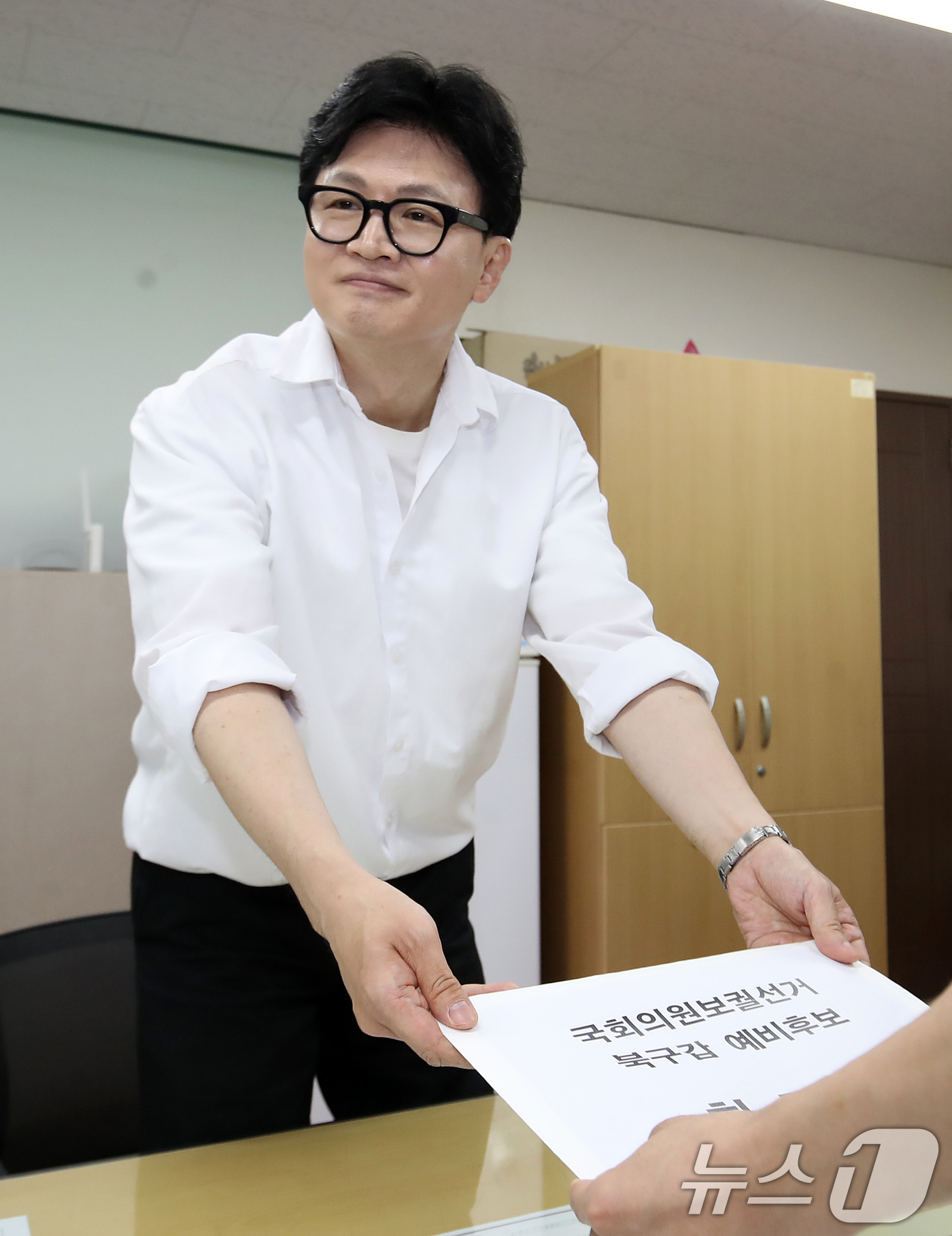 (부산=뉴스1) 윤일지 기자 = 부산 북갑 보궐선거에 무소속으로 출마를 선언한 한동훈 전 국민의힘 대표가 4일 오후 부산 북구선거관리위원회에서 예비후보 등록을 하고 있다. 2026 …
