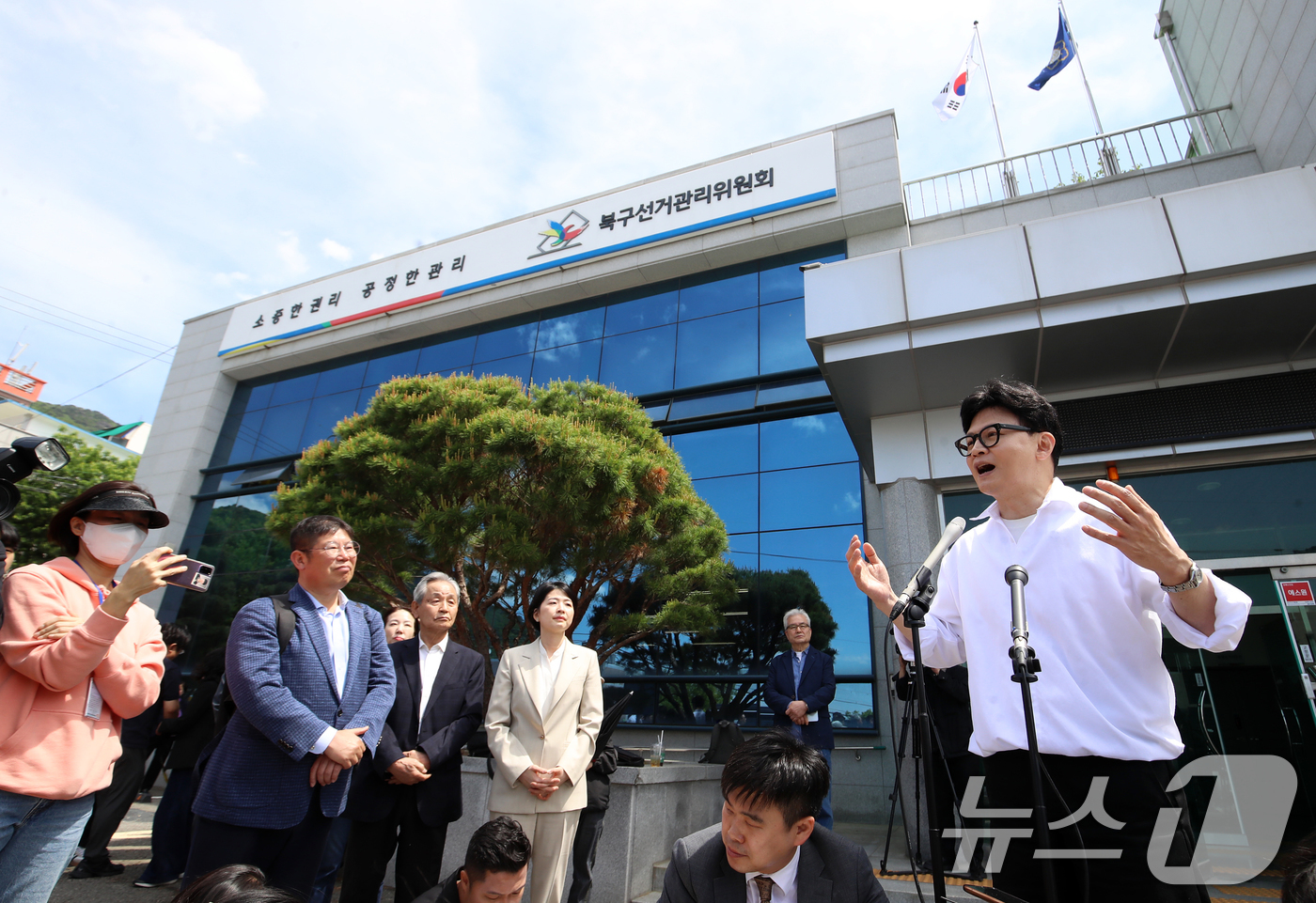 (부산=뉴스1) 윤일지 기자 = 부산 북갑 보궐선거에 무소속으로 출마를 선언한 한동훈 전 국민의힘 대표가 4일 오후 부산 북구선거관리위원회에서 예비후보 등록을 마친 뒤 취재진 질문 …