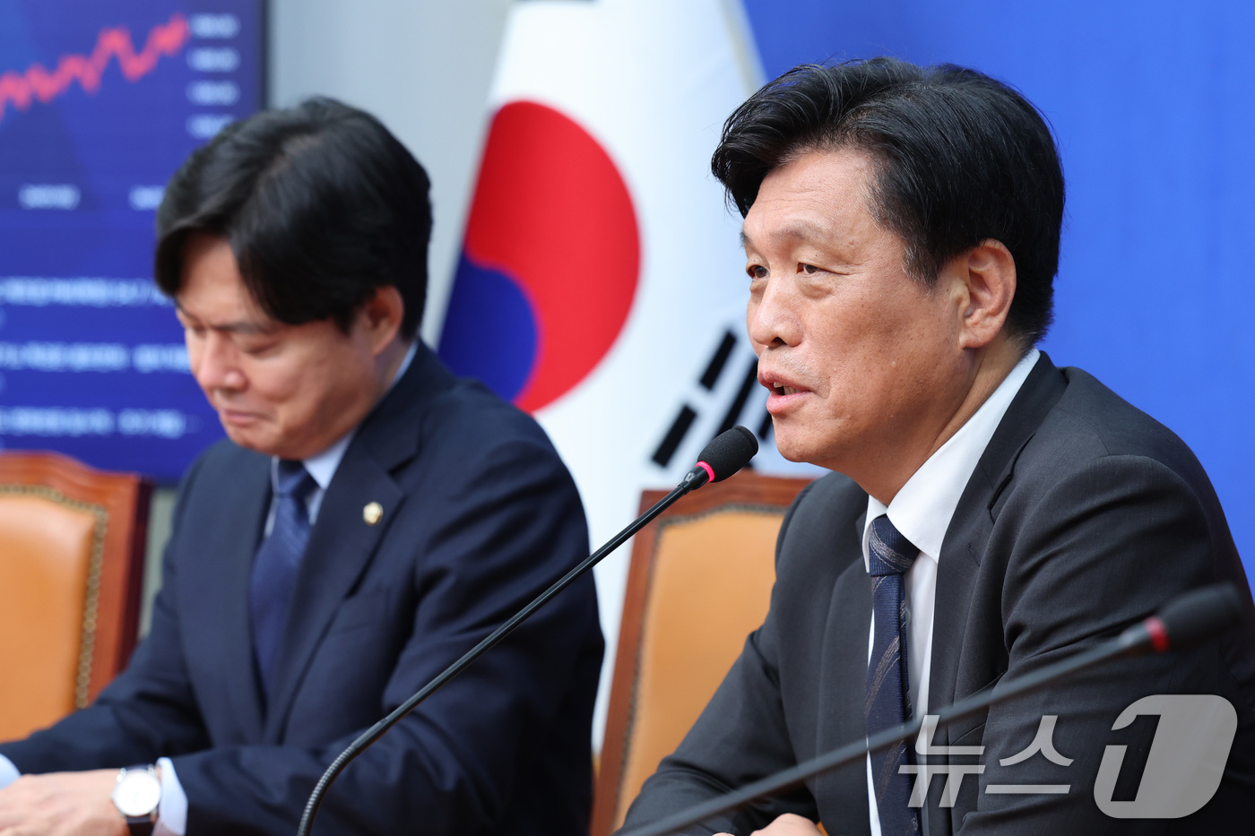 (서울=뉴스1) 신웅수 기자 = 조승래 더불어민주당 사무총장이 4일 서울 여의도 국회에서 지방선거 D-30 기자간담회를 하고 있다. 2026.5.4/뉴스1