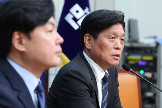 지방선거 관련 기자간담회 발언하는 조승래