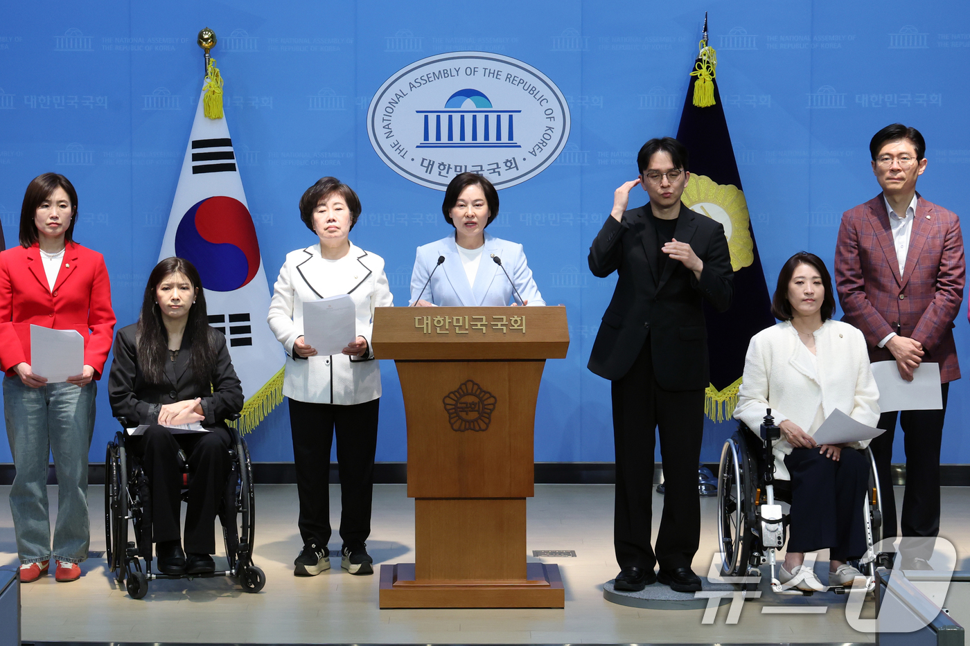 (서울=뉴스1) 황기선 기자 = 국민의힘 중앙여성위원회와 교육위원회 위원들이 4일 오후 서울 여의도 국회 소통관에서 더불어민주당 정청래 대표와 하정우 후보 관련 성명을 발표하고 있 …