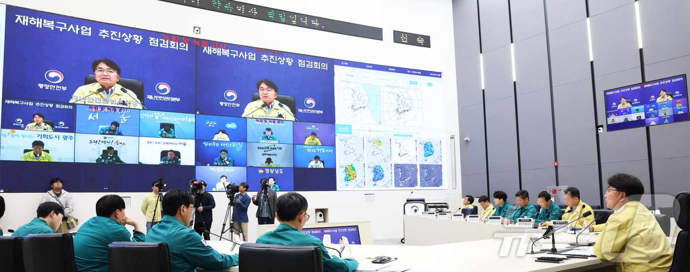 (세종=뉴스1) 김기남 기자 = 김광용 행정안전부 장관이 4일 세종시 정부세종청사 중앙재난안전상황실에서 재해복구사업 추진상황 점검회의를 주재하며 발언하고 있다. 2026.5.4/뉴 …