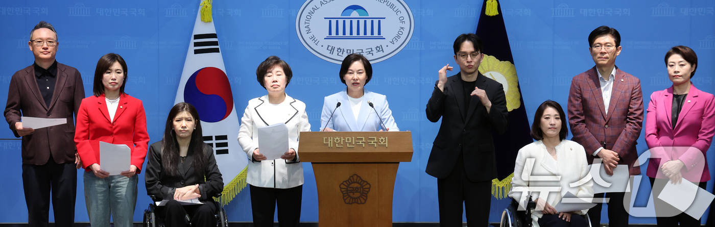 (서울=뉴스1) 황기선 기자 = 국민의힘 중앙여성위원회와 교육위원회 위원들이 4일 오후 서울 여의도 국회 소통관에서 더불어민주당 정청래 대표와 하정우 후보 관련 성명을 발표하고 있 …