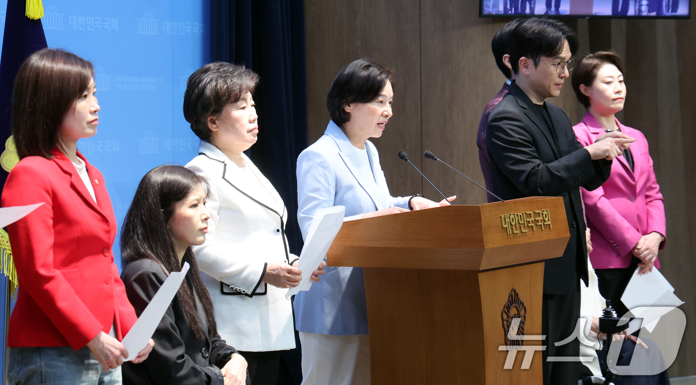 (서울=뉴스1) 황기선 기자 = 국민의힘 중앙여성위원회와 교육위원회 위원들이 4일 오후 서울 여의도 국회 소통관에서 더불어민주당 정청래 대표와 하정우 후보 관련 성명을 발표하고 있 …