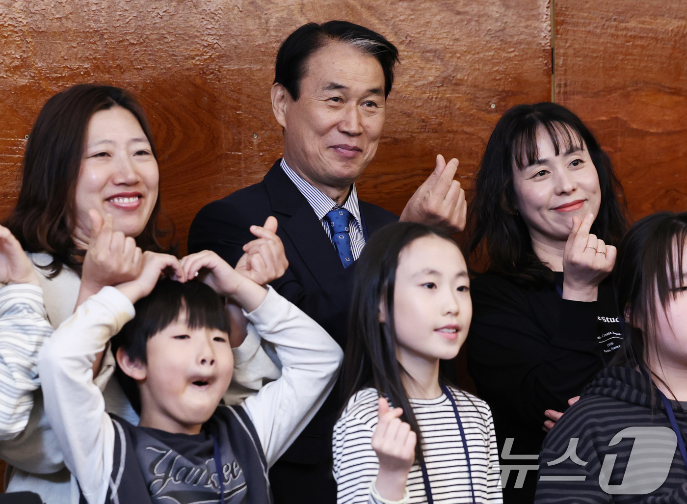 (서울=뉴스1) 구윤성 기자 = 권오을 국가보훈부 장관이 4일 오후 서울 마포구 서울산악문화체험센터에서 열린 전몰, 순직순경 자녀들을 위한 2026 히어로즈 패밀리 어린이날 격려행 …