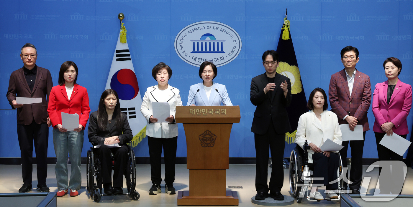 (서울=뉴스1) 황기선 기자 = 국민의힘 중앙여성위원회와 교육위원회 위원들이 4일 오후 서울 여의도 국회 소통관에서 더불어민주당 정청래 대표와 하정우 후보 관련 성명을 발표하고 있 …