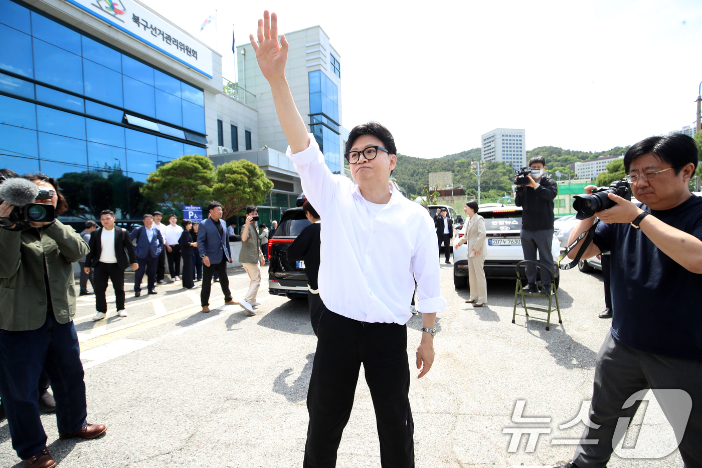 (부산=뉴스1) 윤일지 기자 = 부산 북갑 보궐선거에 무소속으로 출마를 선언한 한동훈 전 국민의힘 대표가 4일 오후 부산 북구선거관리위원회에서 예비후보 등록을 마친 뒤 지지자들에게 …