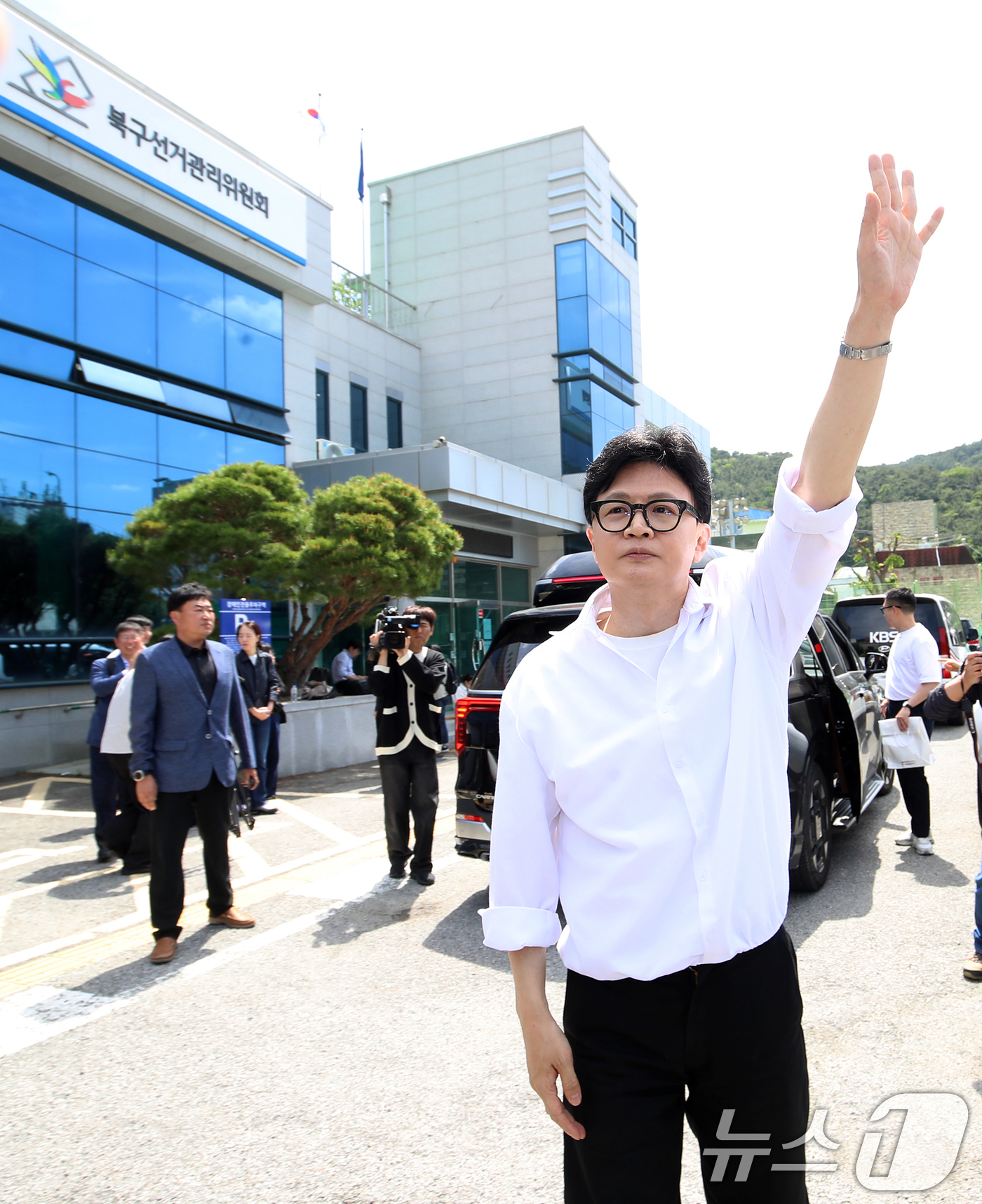 (부산=뉴스1) 윤일지 기자 = 부산 북갑 보궐선거에 무소속으로 출마를 선언한 한동훈 전 국민의힘 대표가 4일 오후 부산 북구선거관리위원회에서 예비후보 등록을 마친 뒤 지지자들에게 …