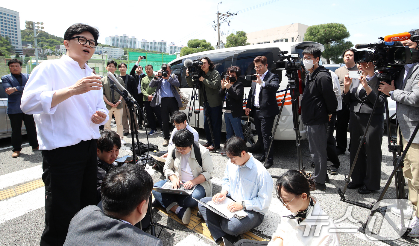 (부산=뉴스1) 윤일지 기자 = 부산 북갑 보궐선거에 무소속으로 출마를 선언한 한동훈 전 국민의힘 대표가 4일 오후 부산 북구선거관리위원회에서 예비후보 등록을 마친 뒤 취재진 질문 …