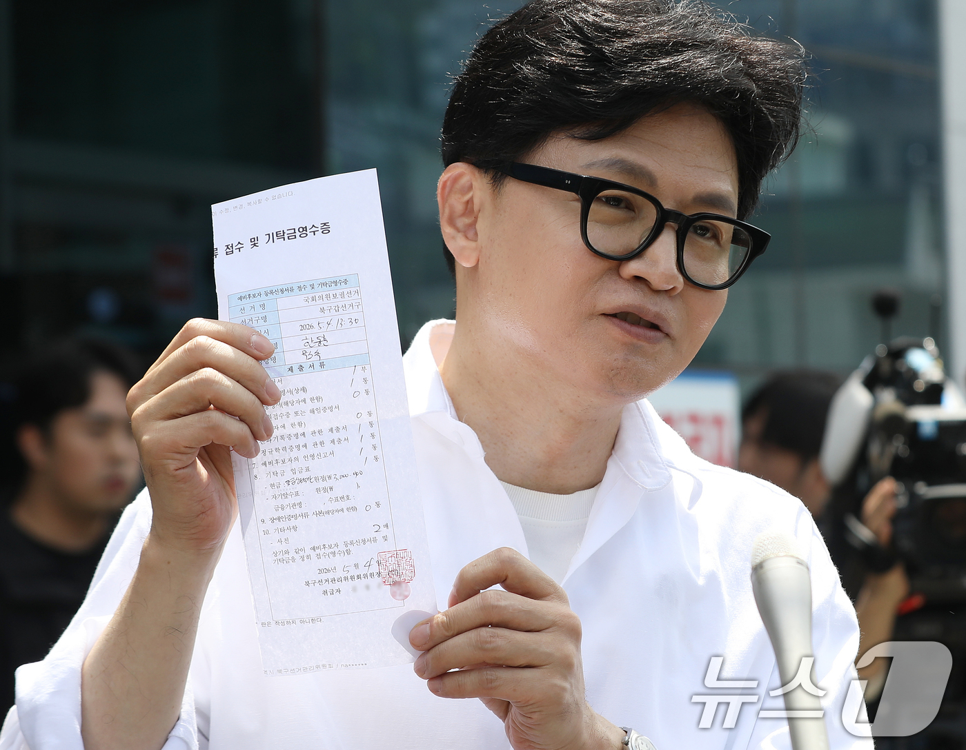 (부산=뉴스1) 윤일지 기자 = 부산 북갑 보궐선거에 무소속으로 출마를 선언한 한동훈 전 국민의힘 대표가 4일 오후 부산 북구선거관리위원회에서 예비후보 등록을 마친 뒤 취재진 질문 …
