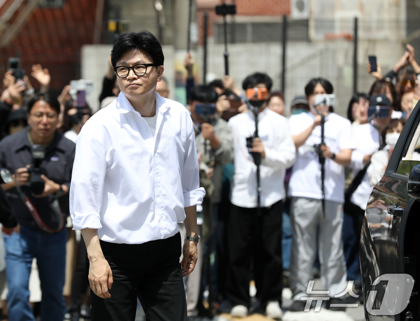 (부산=뉴스1) 윤일지 기자 = 부산 북갑 보궐선거에 무소속으로 출마를 선언한 한동훈 전 국민의힘 대표가 4일 오후 예비후보 등록을 하기 위해 부산 북구선거관리위원회로 들어서고 있 …