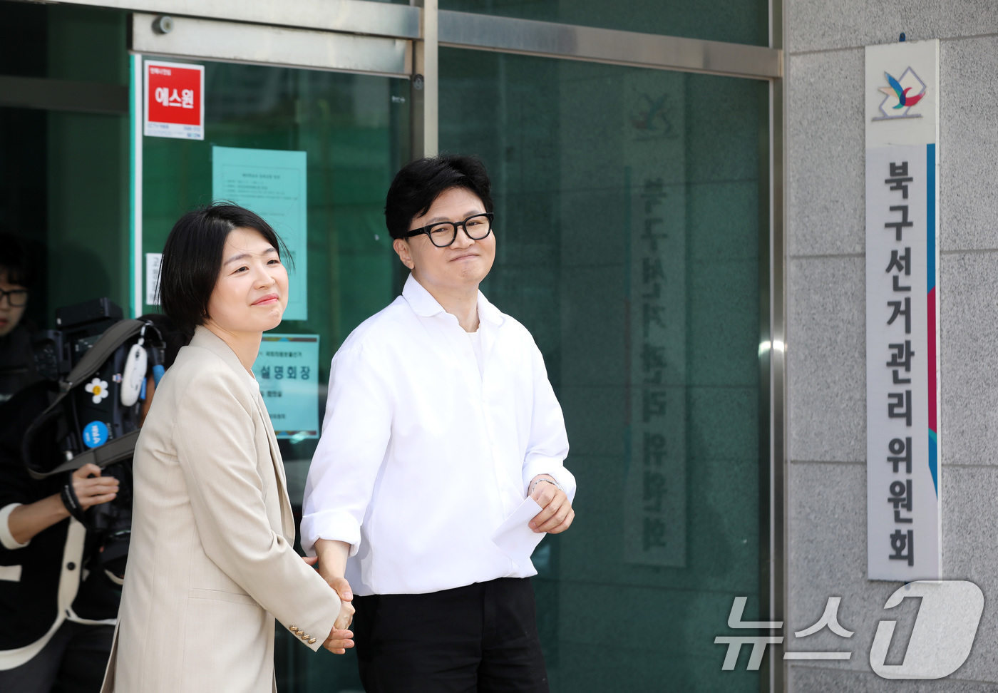 (부산=뉴스1) 윤일지 기자 = 부산 북갑 보궐선거에 무소속으로 출마를 선언한 한동훈 전 국민의힘 대표가 4일 오후 부산 북구선거관리위원회에서 예비후보 등록을 마친 뒤 한지아 국민 …