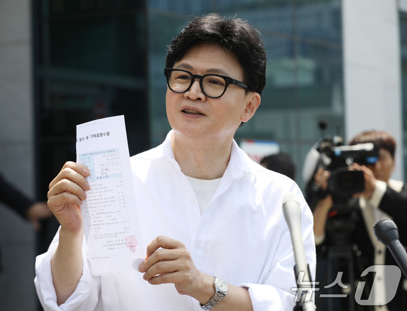 (부산=뉴스1) 윤일지 기자 = 부산 북갑 보궐선거에 무소속으로 출마를 선언한 한동훈 전 국민의힘 대표가 4일 오후 부산 북구선거관리위원회에서 예비후보 등록을 마친 뒤 취재진 질문 …