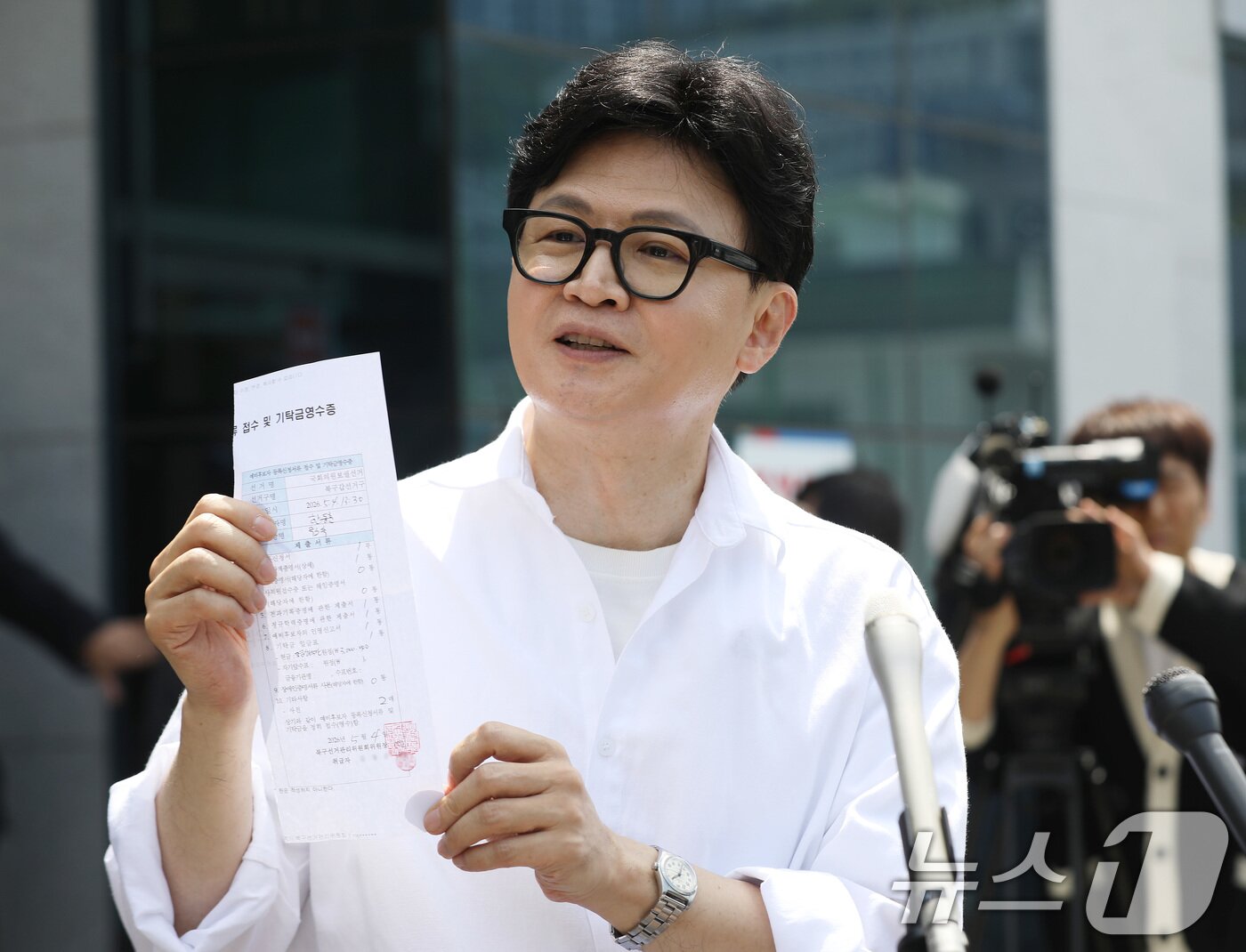 본문 이미지 - 부산 북갑 보궐선거에 무소속으로 출마를 선언한 한동훈 전 국민의힘 대표가 지난 4일 오후 부산 북구선거관리위원회에서 예비후보 등록을 마친 뒤 취재진 질문에 답하고 있다. 2026.5.4 ⓒ 뉴스1 윤일지 기자