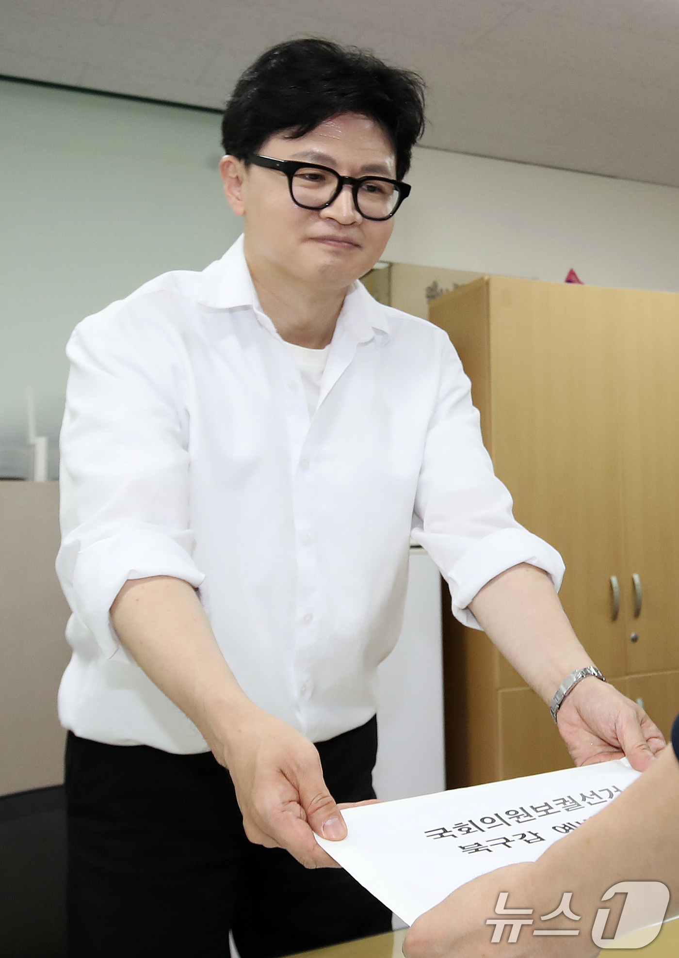 (부산=뉴스1) 윤일지 기자 = 부산 북갑 보궐선거에 무소속으로 출마를 선언한 한동훈 전 국민의힘 대표가 4일 오후 부산 북구선거관리위원회에서 예비후보 등록을 하고 있다. 2026 …
