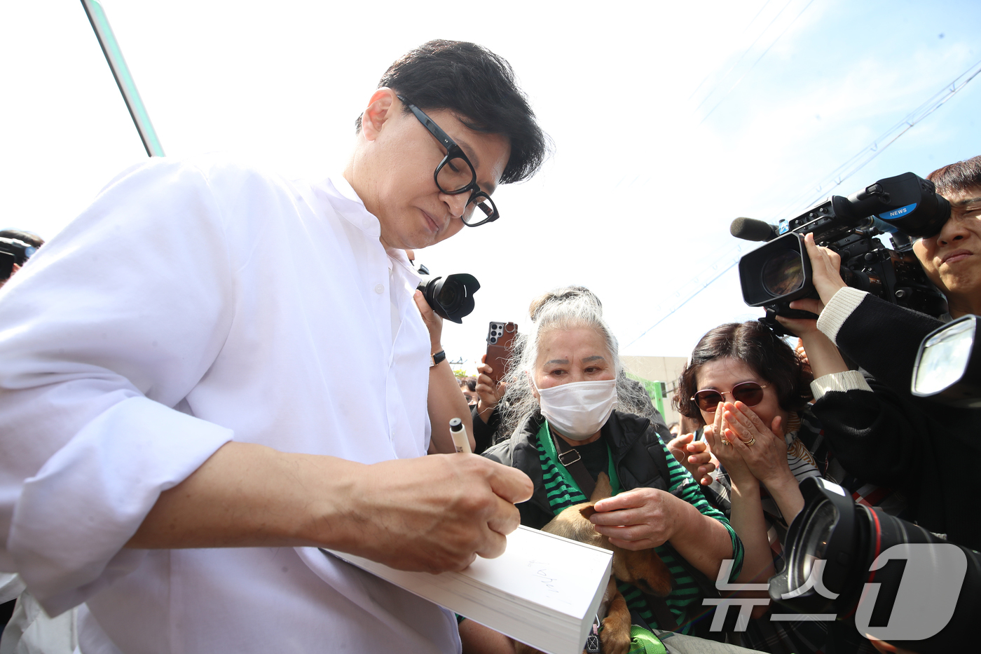 (부산=뉴스1) 윤일지 기자 = 부산 북갑 보궐선거에 무소속으로 출마를 선언한 한동훈 전 국민의힘 대표가 4일 오후 부산 북구선거관리위원회에서 예비후보 등록을 마친 뒤 지지자들에게 …