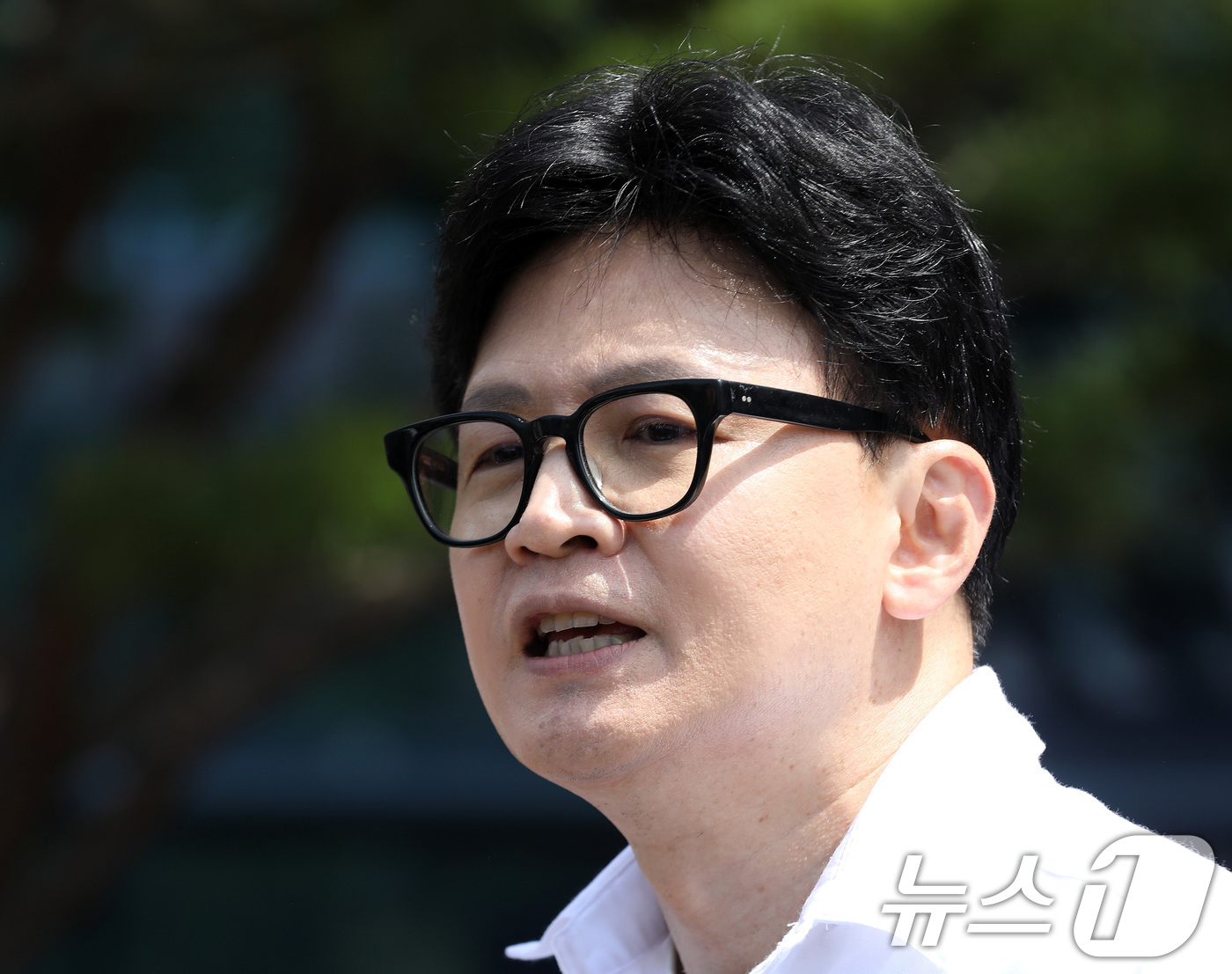 (부산=뉴스1) 윤일지 기자 = 부산 북갑 보궐선거에 무소속으로 출마를 선언한 한동훈 전 국민의힘 대표가 4일 오후 부산 북구선거관리위원회에서 예비후보 등록을 마친 뒤 취재진 질문 …