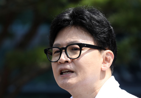 취재진 질문 답하는 한동훈 부산 북갑 예비후보
