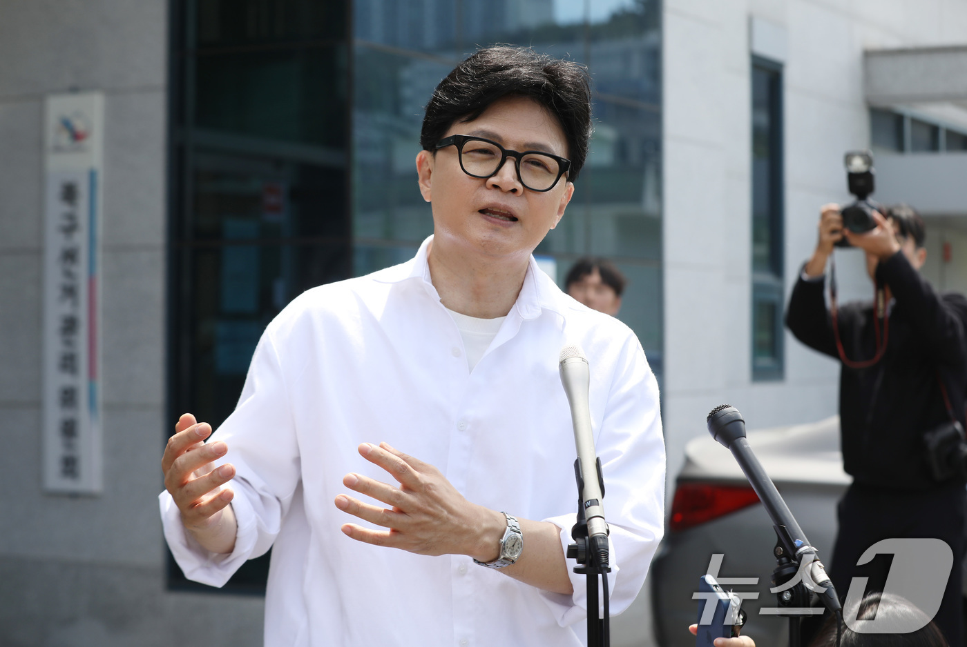 (부산=뉴스1) 윤일지 기자 = 부산 북갑 보궐선거에 무소속으로 출마를 선언한 한동훈 전 국민의힘 대표가 4일 오후 부산 북구선거관리위원회에서 예비후보 등록을 마친 뒤 취재진 질문 …