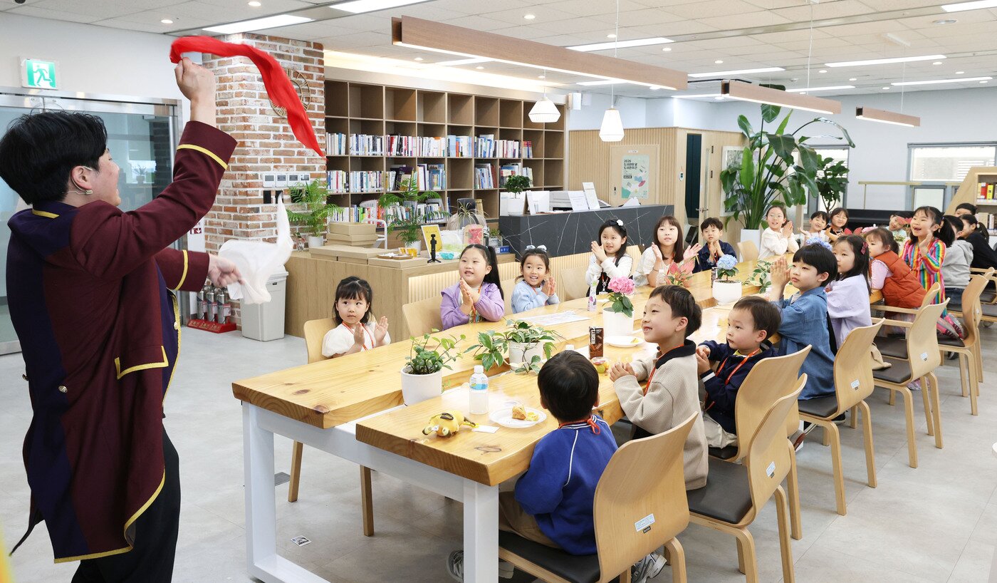 본문 이미지 - 4일 세종시 인사혁신처에서 열린 '2026년 가정의 달 직원 자녀 초청행사'에 참가한 어린이들이 마술공연을 관람하고 있다.(인사혁신처 제공. 재판매 및 DB금지).2026.05.04.ⓒ 뉴스1