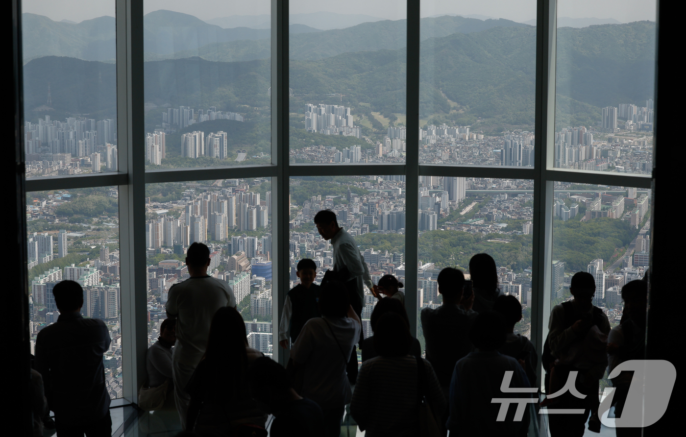 (서울=뉴스1) 안은나 기자 = 4일 서울 송파구 롯데월드타워 서울스카이에서 바라본 도심 아파트 단지.다주택자 양도소득세 중과 유예가 오는 9일 종료되며 이날 이후 조정대상지역에서 …