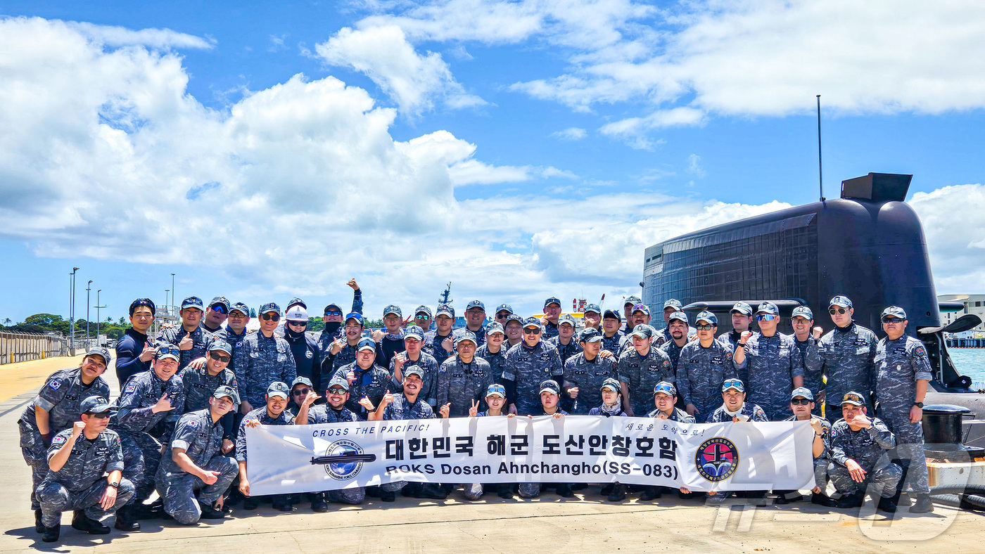 (서울=뉴스1) = 한국·캐나다 해군 연합협력훈련 참가를 위해 지난 3월 25일 진해군항을 출항한 해군 3,000톤급 잠수함 1번함 도산안창호함(SS-Ⅲ)이 승조원들이 미국 괌을 …