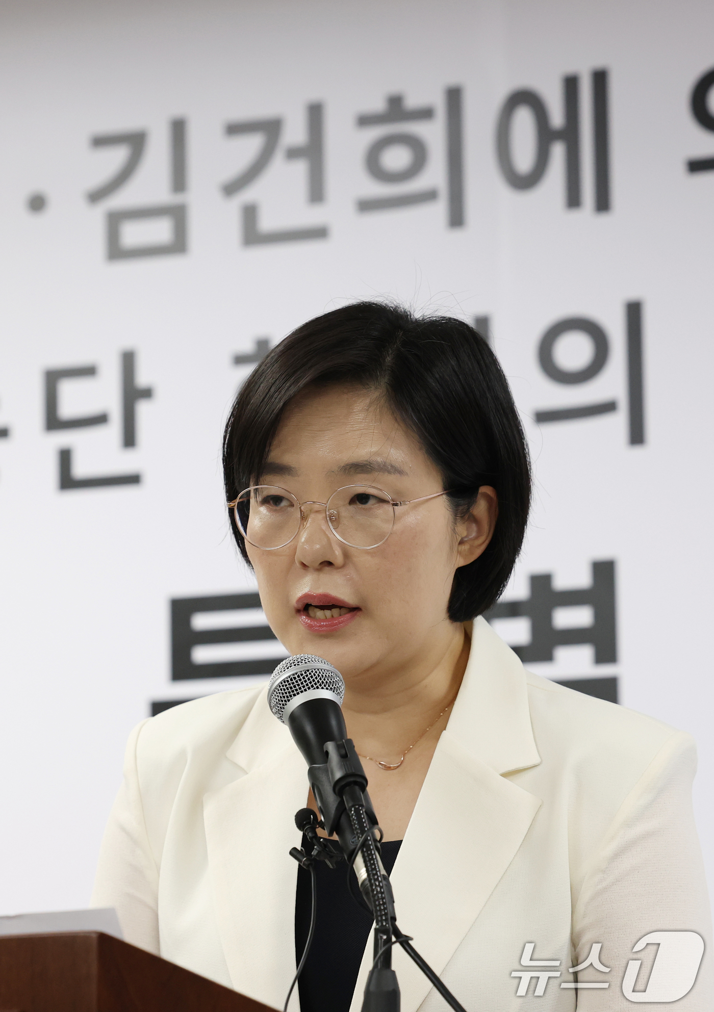 (과천=뉴스1) 김영운 기자 = 김지미 특검보가 4일 경기 과천시 별양동 2차 종합특검 사무실에서 정례 브리핑을 하고 있다. 2026.5.4/뉴스1