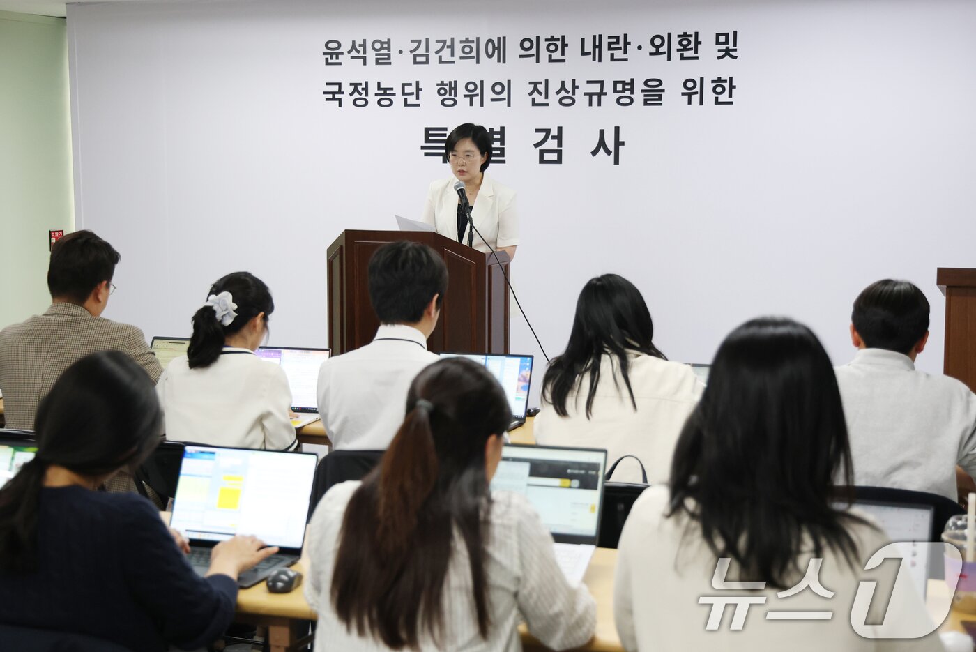 본문 이미지 - 김지미 특검보가 4일 경기 과천시 별양동 2차 종합특검 사무실에서 정례 브리핑을 하고 있다. 2026.5.4 ⓒ 뉴스1 김영운 기자