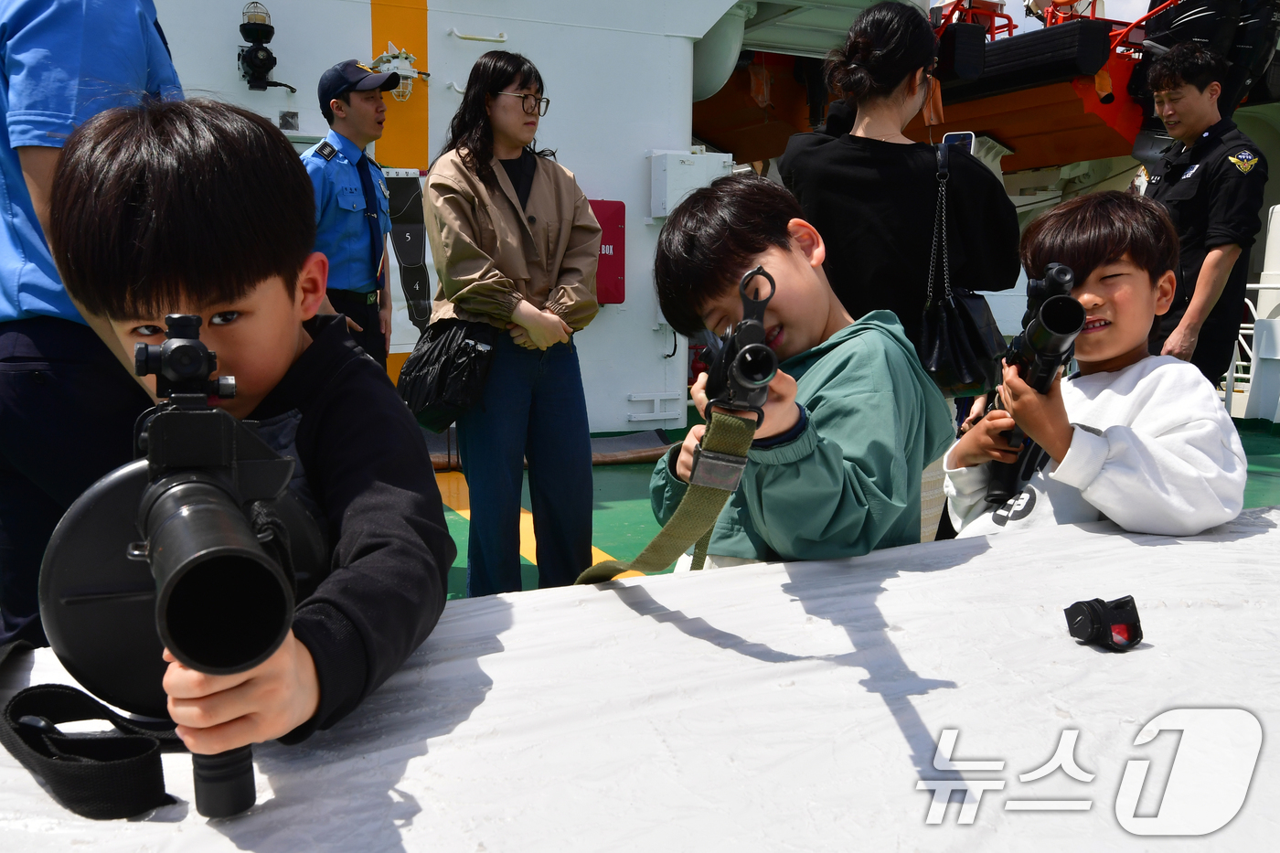 (포항=뉴스1) 최창호 기자 = 4일 경북 포항해양경찰서 대형함정 전용부두에서 열린 어린이날 함정공개 체험 행사장에서 어린이들이 해경 특공대원들이 사용하는 진압 장비를 체험하며 즐 …