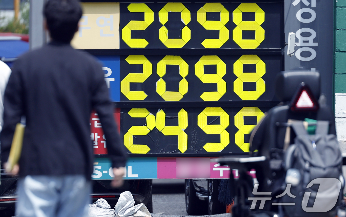 (서울=뉴스1) 박정호 기자 = 국내 휘발유·경유 가격이 리터(L)당 2000원을 넘어선 가운데 4일 오후 서울의 한 주유소에 유가정보가 표시되어 있다.중동 전쟁 장기화로 인한 고 …