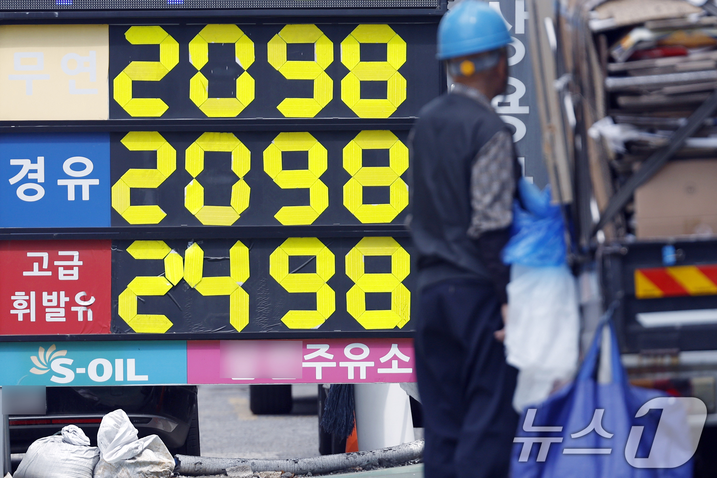 (서울=뉴스1) 박정호 기자 = 국내 휘발유·경유 가격이 리터(L)당 2000원을 넘어선 가운데 4일 오후 서울의 한 주유소에 유가정보가 표시되어 있다.중동 전쟁 장기화로 인한 고 …