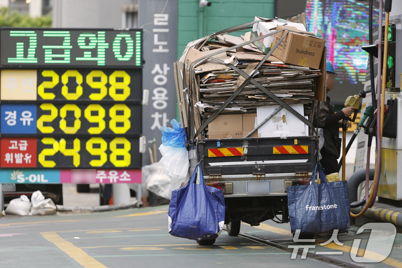 (서울=뉴스1) 박정호 기자 = 국내 휘발유·경유 가격이 리터(L)당 2000원을 넘어선 가운데 4일 오후 서울의 한 주유소에 유가정보가 표시되어 있다.중동 전쟁 장기화로 인한 고 …