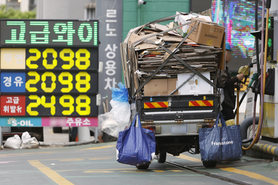 "기름값 내면 남는 게 없다"…고유가 늪에 빠진 택배·화물 노동자 '시름'