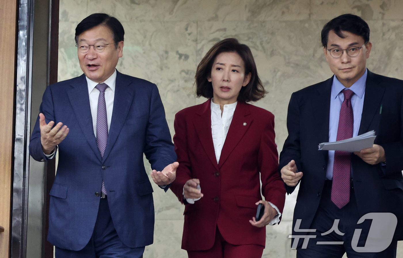 (서울=뉴스1) 황기선 기자 = 국민의힘 정점식 정책위의장과 나경원 법제사법위원회 간사, 윤상현 의원이 4일 오후 서울 여의도 국회에서 열린 '이재명 죄지우기 특검법 위헌성 긴급토 …