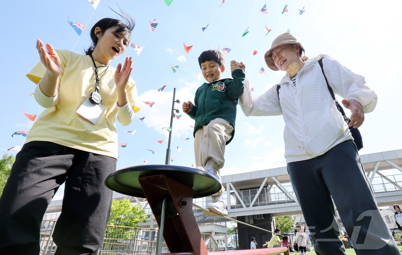 (서울=뉴스1) 김진환 기자 = 4일 오후 서울 용산구 노들섬에서 열린 ‘축제 봄봄’을 찾은 부모와 어린이들이 즐거운 시간을 보내고 있다. 2026.5.4/뉴스1