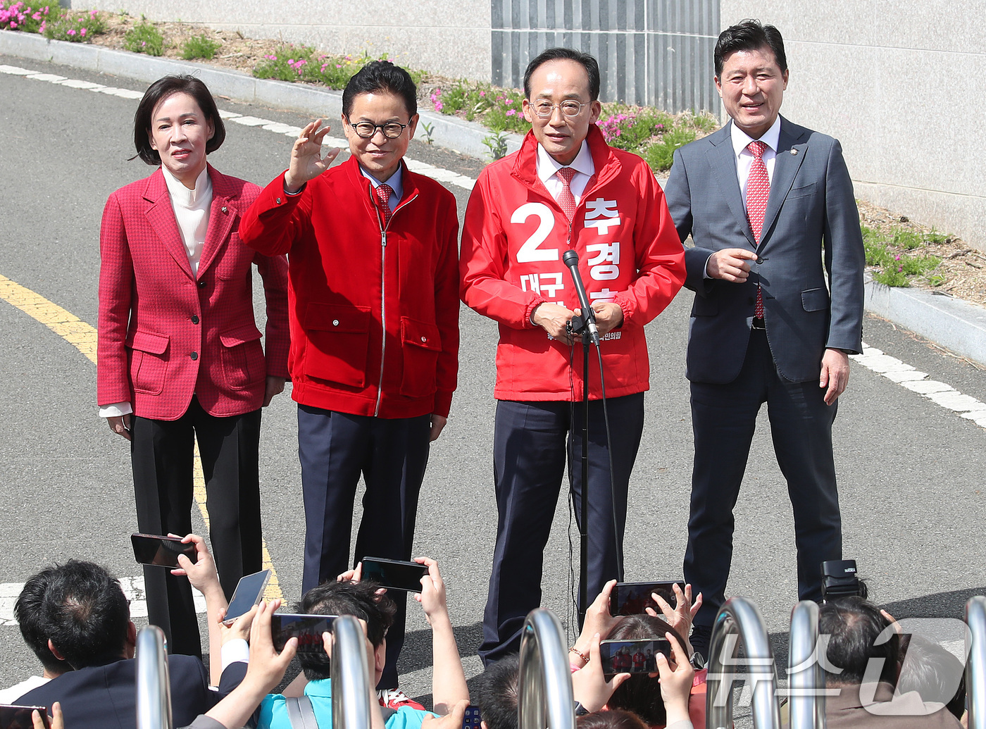 (대구=뉴스1) 공정식 기자 = 국민의힘 추경호 대구시장 후보와 이철우 경북도지사 후보가 4일 오후 대구 달성군 박근혜 전 대통령 사저를 찾아 박 전 대통령을 예방한 뒤 취재진 질 …