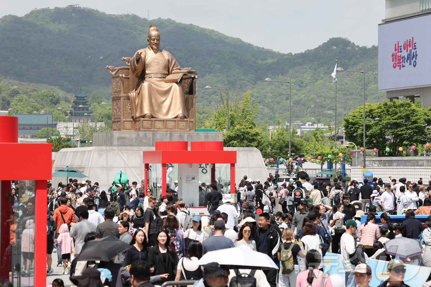 (서울=뉴스1) 이종수 인턴기자 = 어린이날을 하루 앞둔 4일 서울 종로구 광화문광장에서 열린 ‘렛츠플레이 광화문광장’ 행사에 많은 시민들이 몰려 있다. 2026.5.4/뉴스1