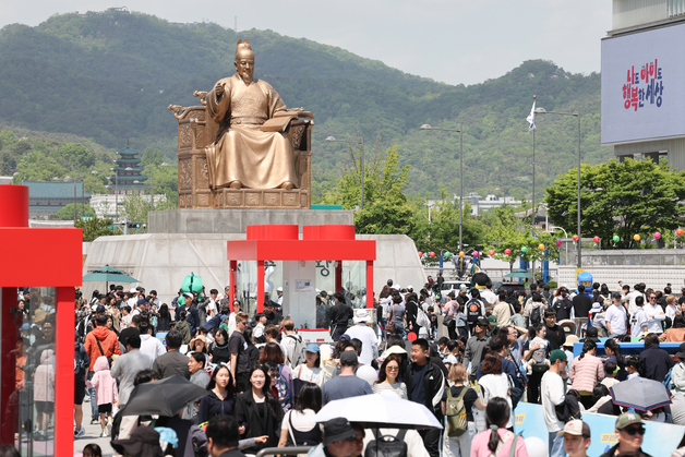 어린이날 앞두고 북적이는 광화문광장